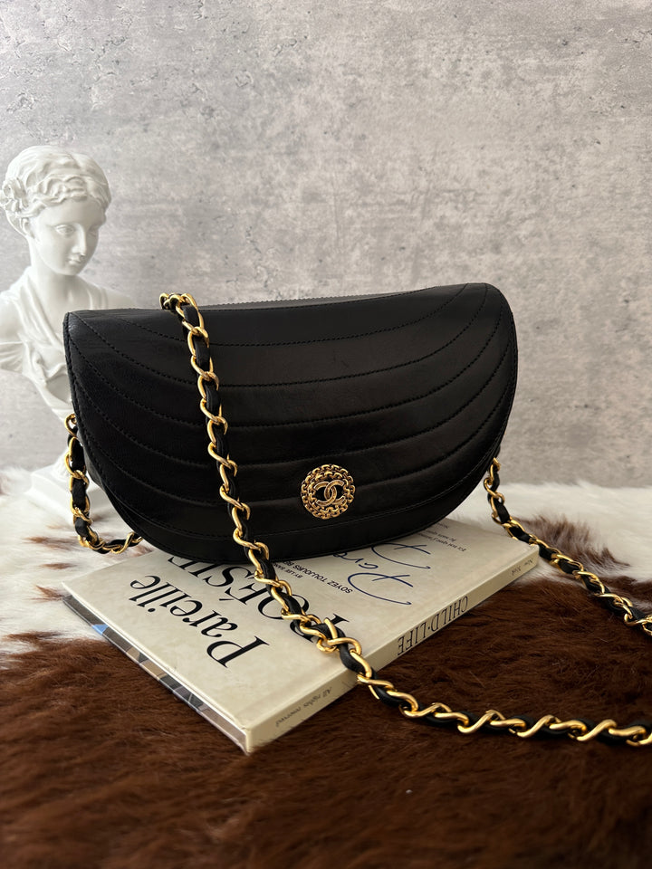 CHANEL Vintage Half-Moon Chain Shoulder Bag 🖤｜Carved CC Clasp × Classic Vintage Shape × Great Price