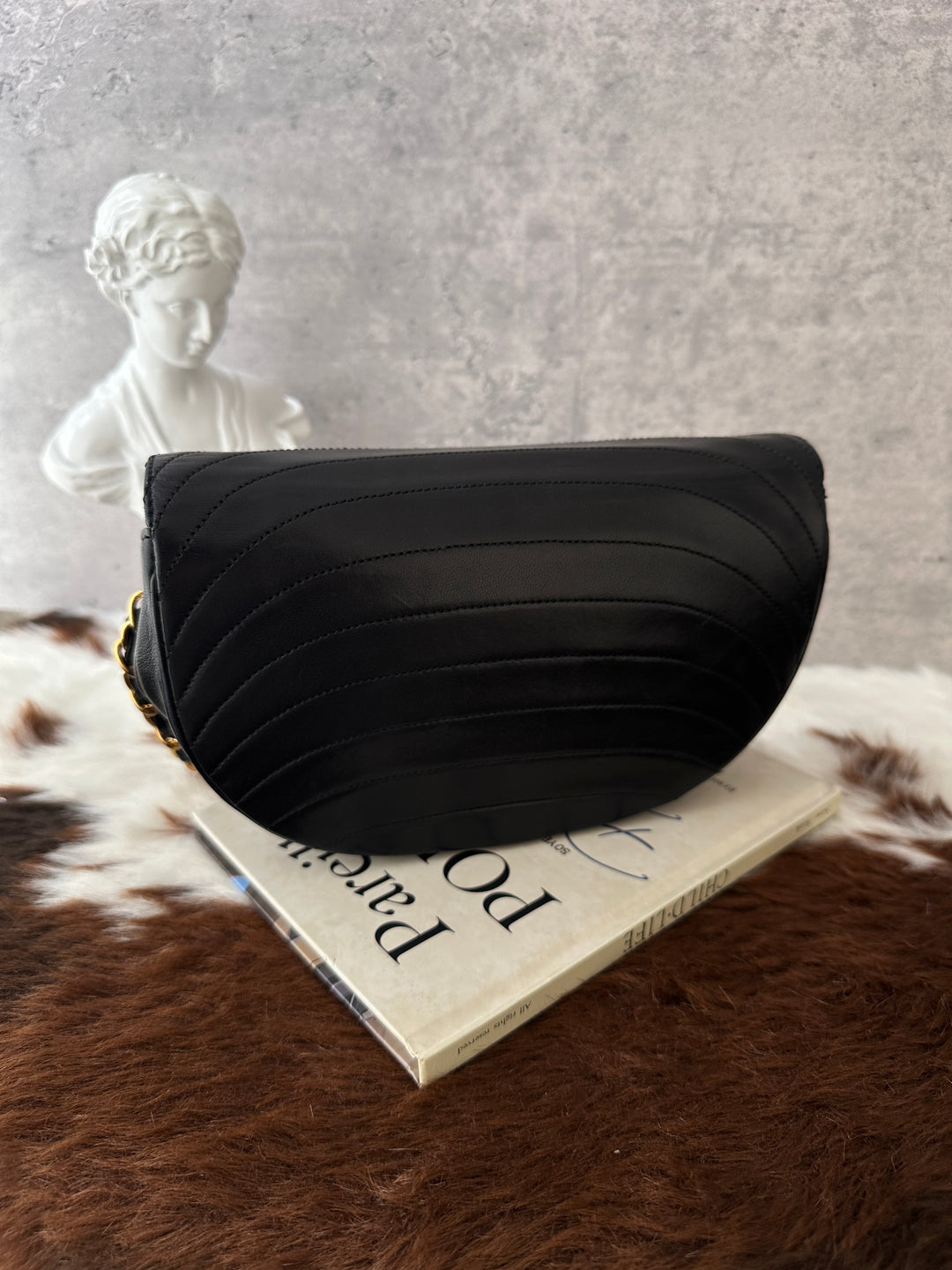 CHANEL Vintage Half-Moon Chain Shoulder Bag 🖤｜Carved CC Clasp × Classic Vintage Shape × Great Price