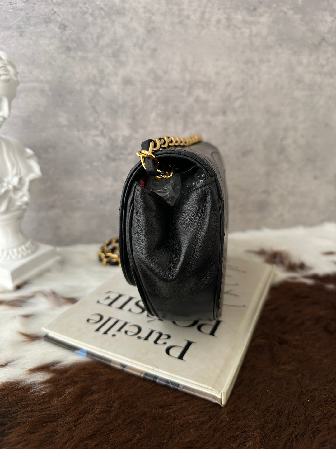 CHANEL Vintage Half-Moon Chain Shoulder Bag 🖤｜Carved CC Clasp × Classic Vintage Shape × Great Price