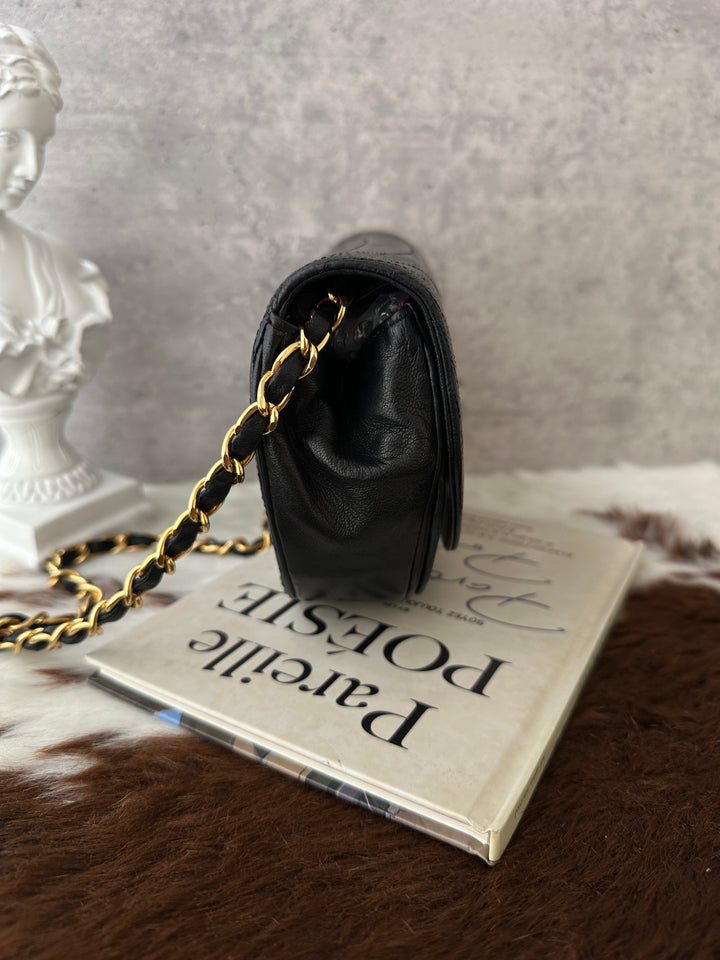 CHANEL Vintage Half-Moon Chain Shoulder Bag 🖤｜Carved CC Clasp × Classic Vintage Shape × Great Price