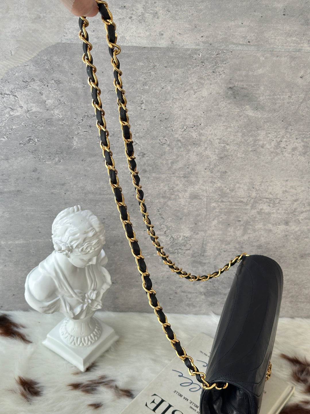 CHANEL Vintage Half-Moon Chain Shoulder Bag 🖤｜Carved CC Clasp × Classic Vintage Shape × Great Price