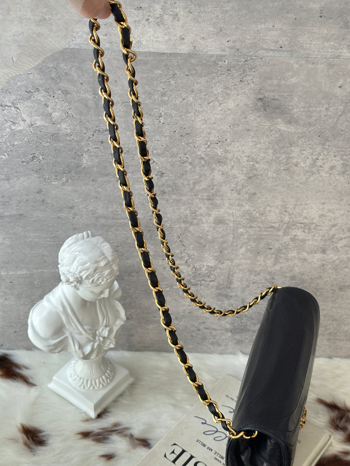 CHANEL Vintage Half-Moon Chain Shoulder Bag 🖤｜Carved CC Clasp × Classic Vintage Shape × Great Price