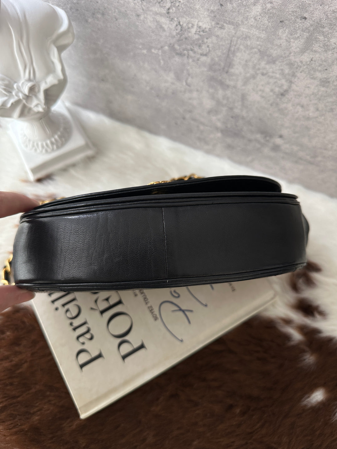 CHANEL Vintage Half-Moon Chain Shoulder Bag 🖤｜Carved CC Clasp × Classic Vintage Shape × Great Price