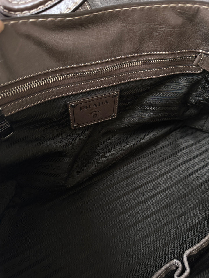 PRADA Contrast-Stitch Waxed Leather Tote Bag 🩶｜Elephant Grey × Effortless Daily Use × Strap-Friendly Styling
