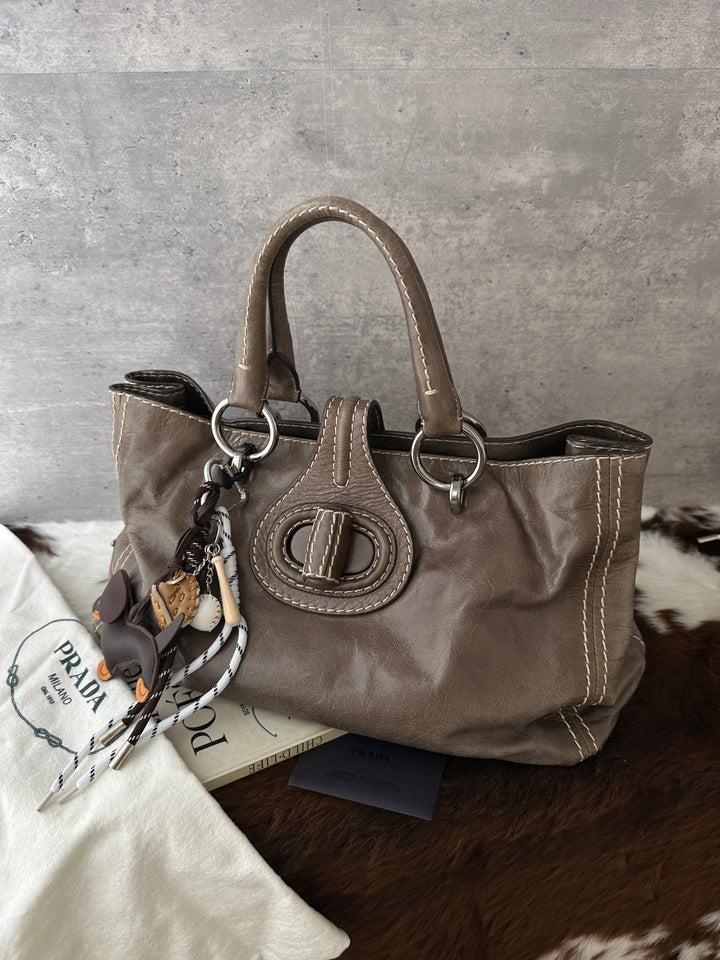 PRADA Contrast-Stitch Waxed Leather Tote Bag 🩶｜Elephant Grey × Effortless Daily Use × Strap-Friendly Styling