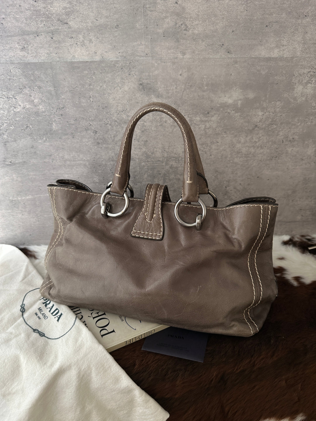 PRADA Contrast-Stitch Waxed Leather Tote Bag 🩶｜Elephant Grey × Effortless Daily Use × Strap-Friendly Styling
