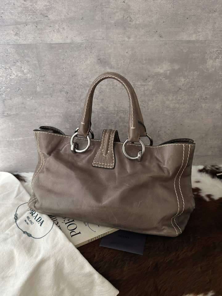 PRADA Contrast-Stitch Waxed Leather Tote Bag 🩶｜Elephant Grey × Effortless Daily Use × Strap-Friendly Styling