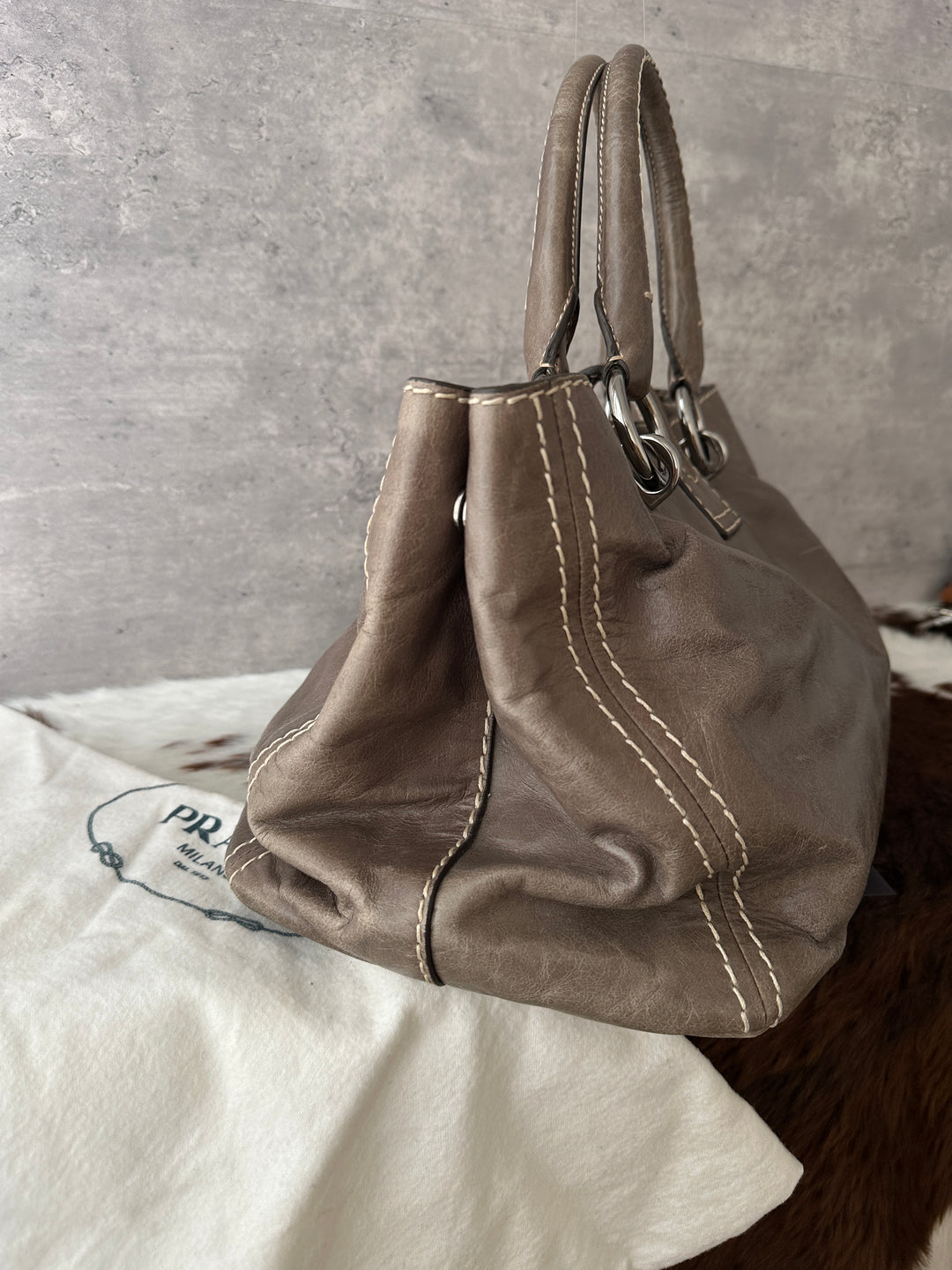 PRADA Contrast-Stitch Waxed Leather Tote Bag 🩶｜Elephant Grey × Effortless Daily Use × Strap-Friendly Styling