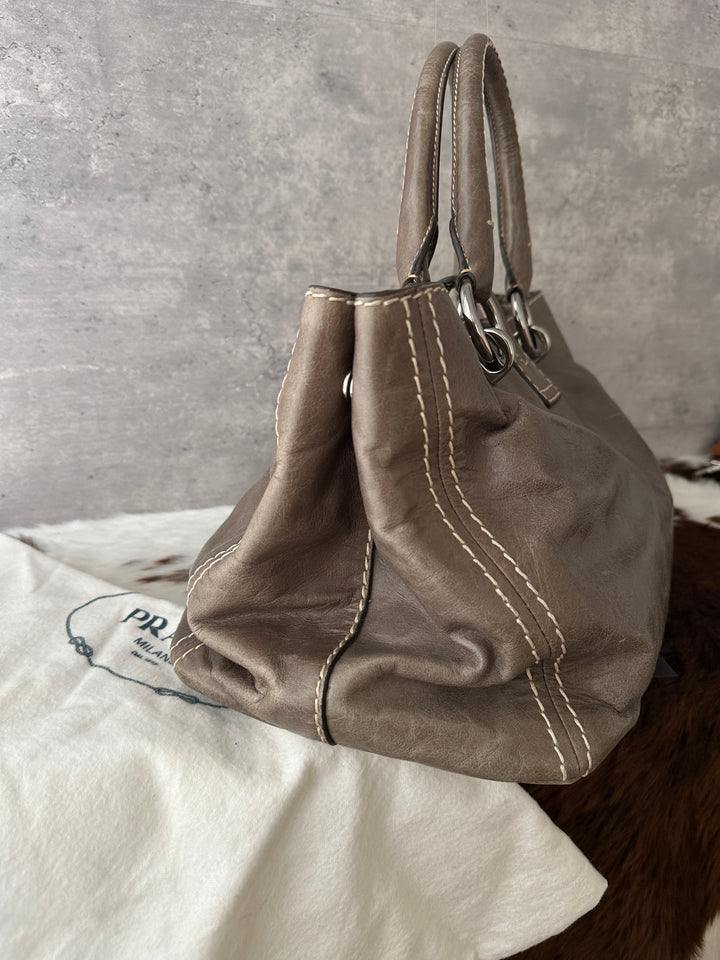 PRADA Contrast-Stitch Waxed Leather Tote Bag 🩶｜Elephant Grey × Effortless Daily Use × Strap-Friendly Styling