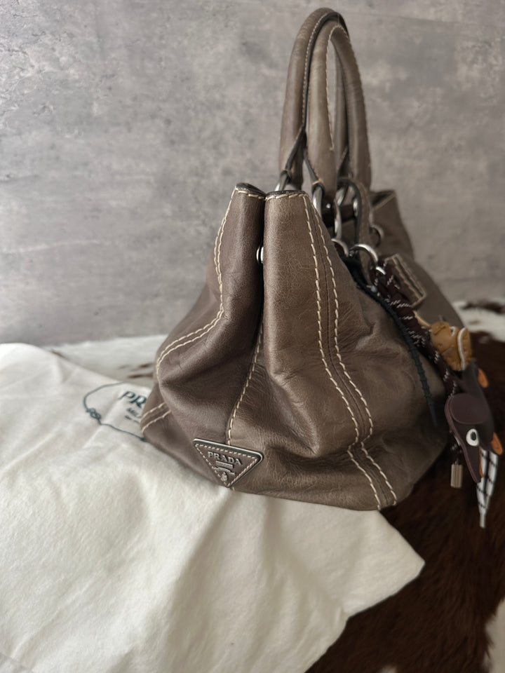 PRADA Contrast-Stitch Waxed Leather Tote Bag 🩶｜Elephant Grey × Effortless Daily Use × Strap-Friendly Styling