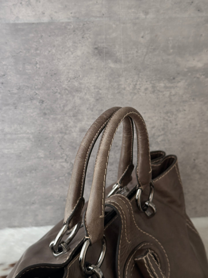 PRADA Contrast-Stitch Waxed Leather Tote Bag 🩶｜Elephant Grey × Effortless Daily Use × Strap-Friendly Styling