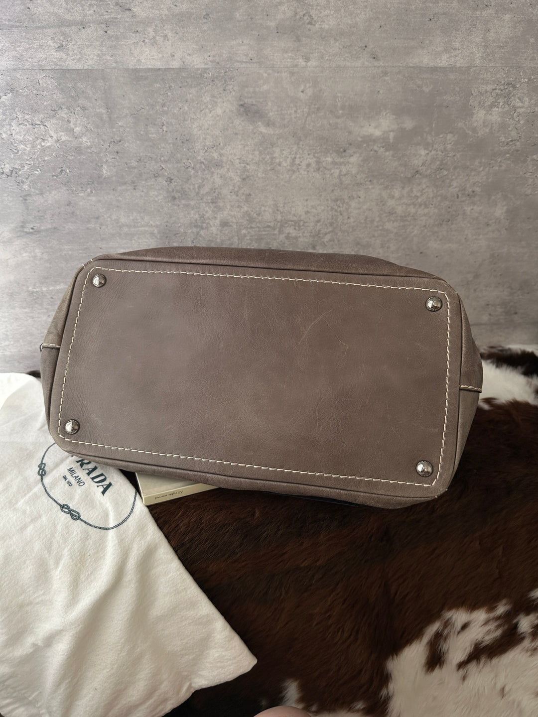 PRADA Contrast-Stitch Waxed Leather Tote Bag 🩶｜Elephant Grey × Effortless Daily Use × Strap-Friendly Styling