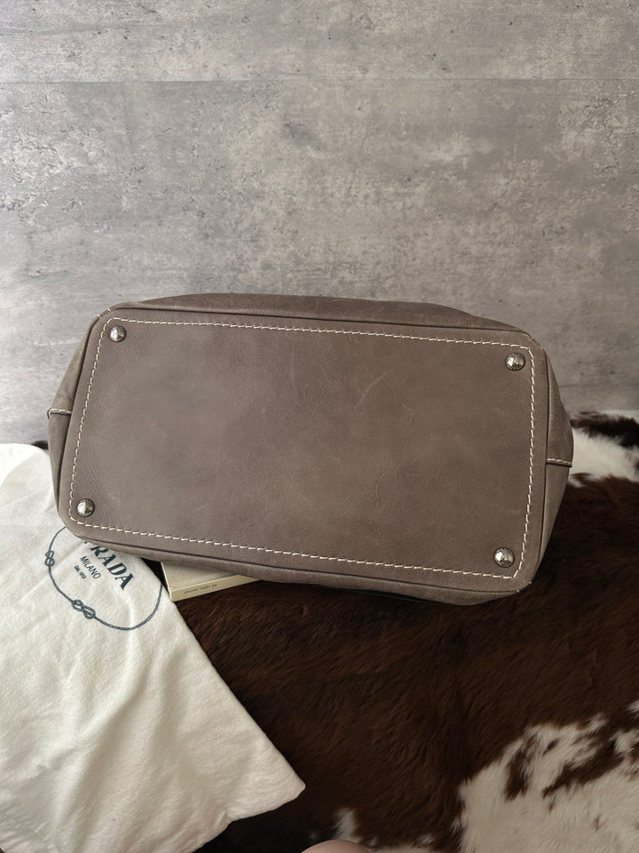 PRADA Contrast-Stitch Waxed Leather Tote Bag 🩶｜Elephant Grey × Effortless Daily Use × Strap-Friendly Styling