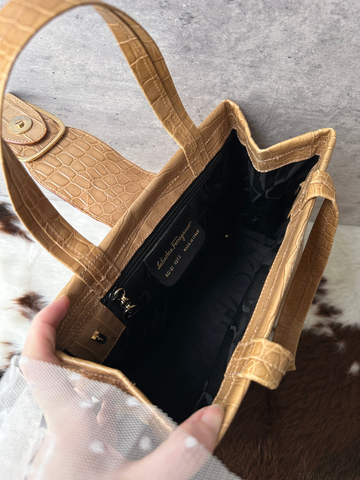 Ferragamo Croc-Embossed Milk Tea Small Tote Bag 💛｜Gold-Tone Clasp × Croc-Embossed Leather × Elegant Daily Size