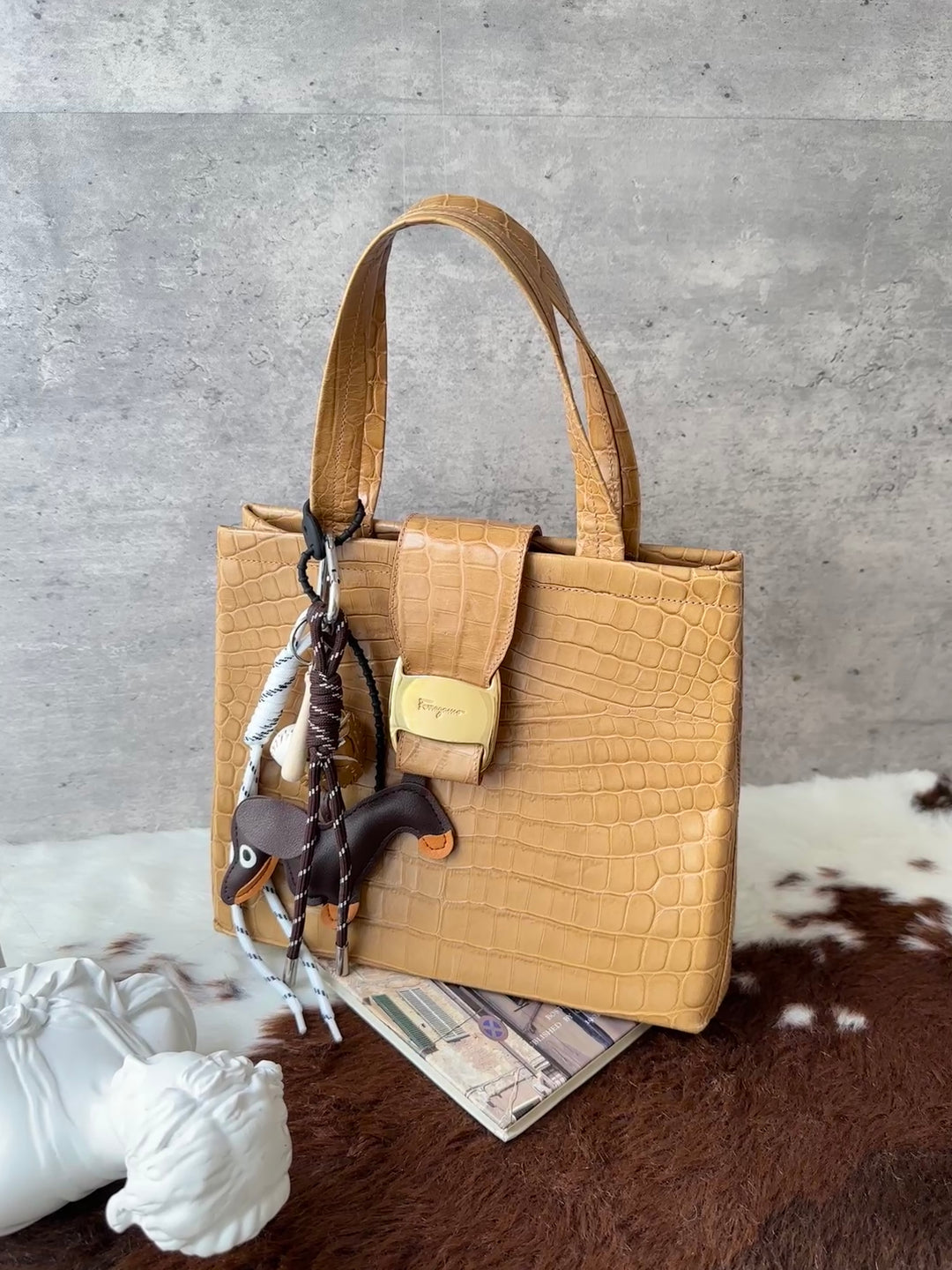 Ferragamo Croc-Embossed Milk Tea Small Tote Bag 💛｜Gold-Tone Clasp × Croc-Embossed Leather × Elegant Daily Size