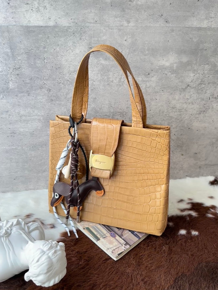 Ferragamo Croc-Embossed Milk Tea Small Tote Bag 💛｜Gold-Tone Clasp × Croc-Embossed Leather × Elegant Daily Size
