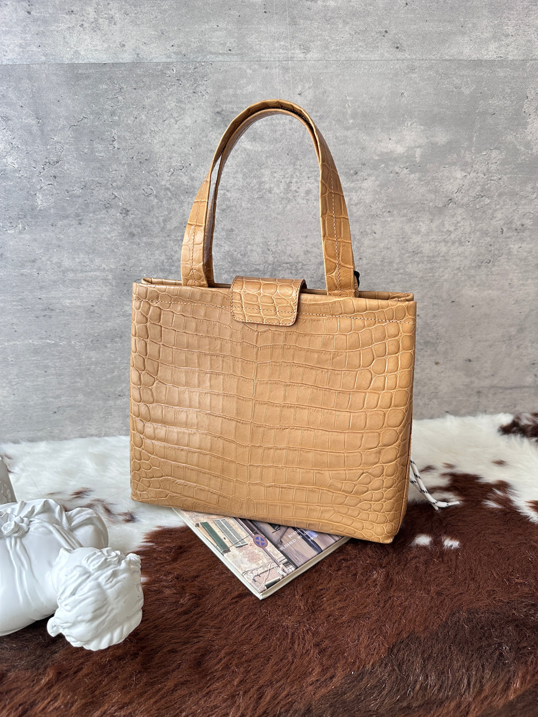 Ferragamo Croc-Embossed Milk Tea Small Tote Bag 💛｜Gold-Tone Clasp × Croc-Embossed Leather × Elegant Daily Size