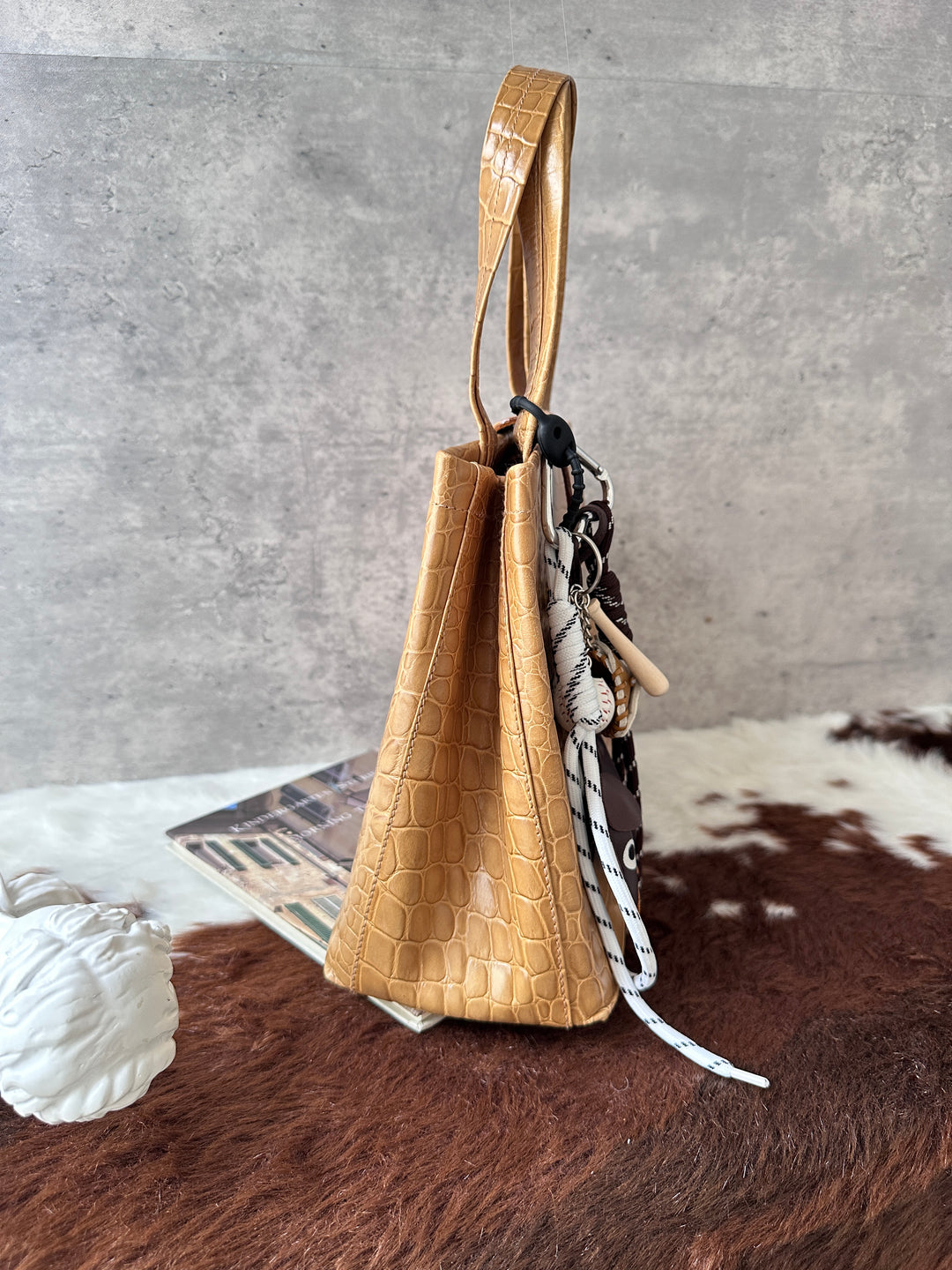 Ferragamo Croc-Embossed Milk Tea Small Tote Bag 💛｜Gold-Tone Clasp × Croc-Embossed Leather × Elegant Daily Size