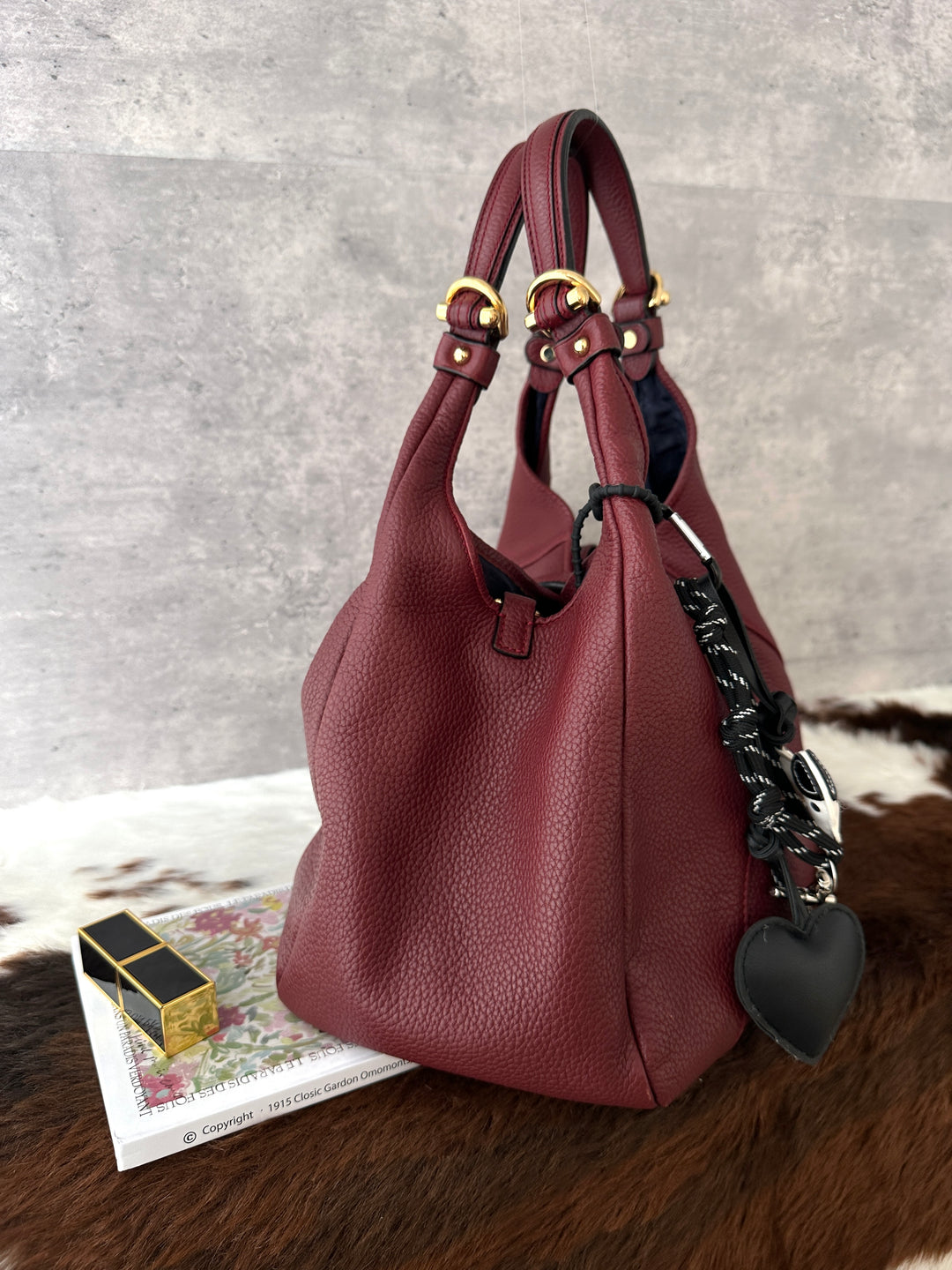 LOEWE Burgundy Pebbled Leather Hobo Bag 💕｜Statement Lock Charm × Soft Pebbled Leather × Effortless Shoulder Style