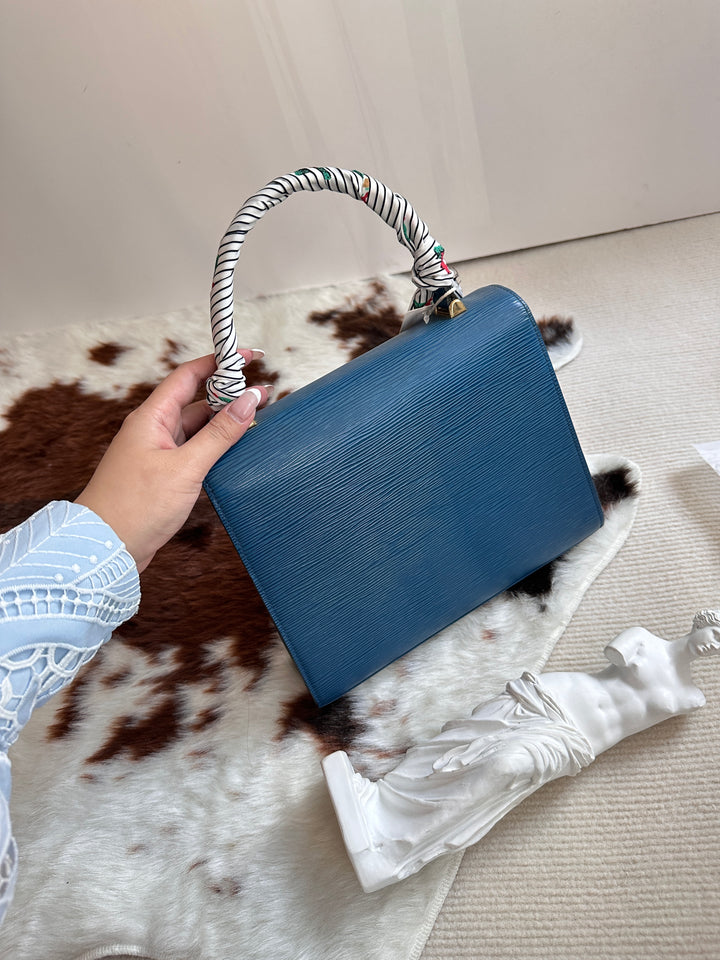 Louis Vuitton Epi Turn-Lock Kelly Bag 💙 | Timeless Elegance with a Modern Edge