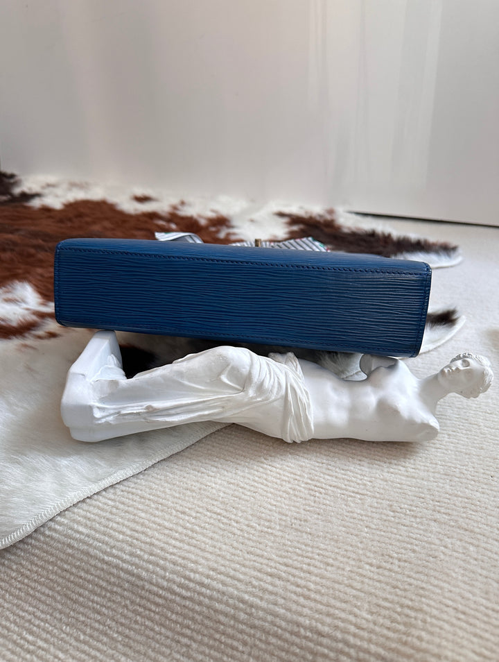 Louis Vuitton Epi Turn-Lock Kelly Bag 💙 | Timeless Elegance with a Modern Edge