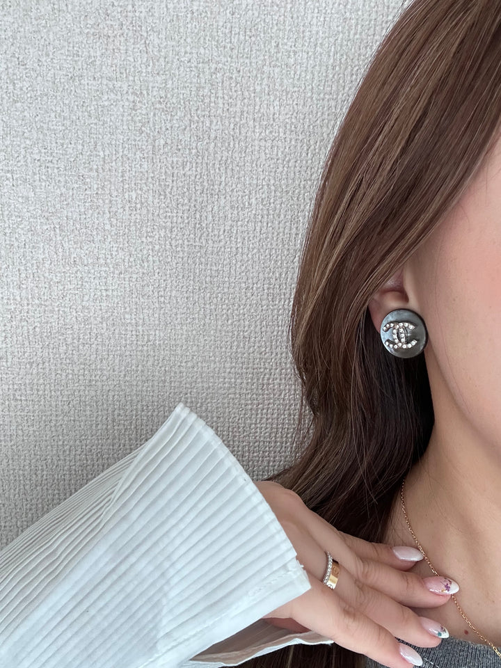 CHANEL CC Mother-of-Pearl Clip-On Earrings – Crystal Logo × Grey Sheen Elegance
