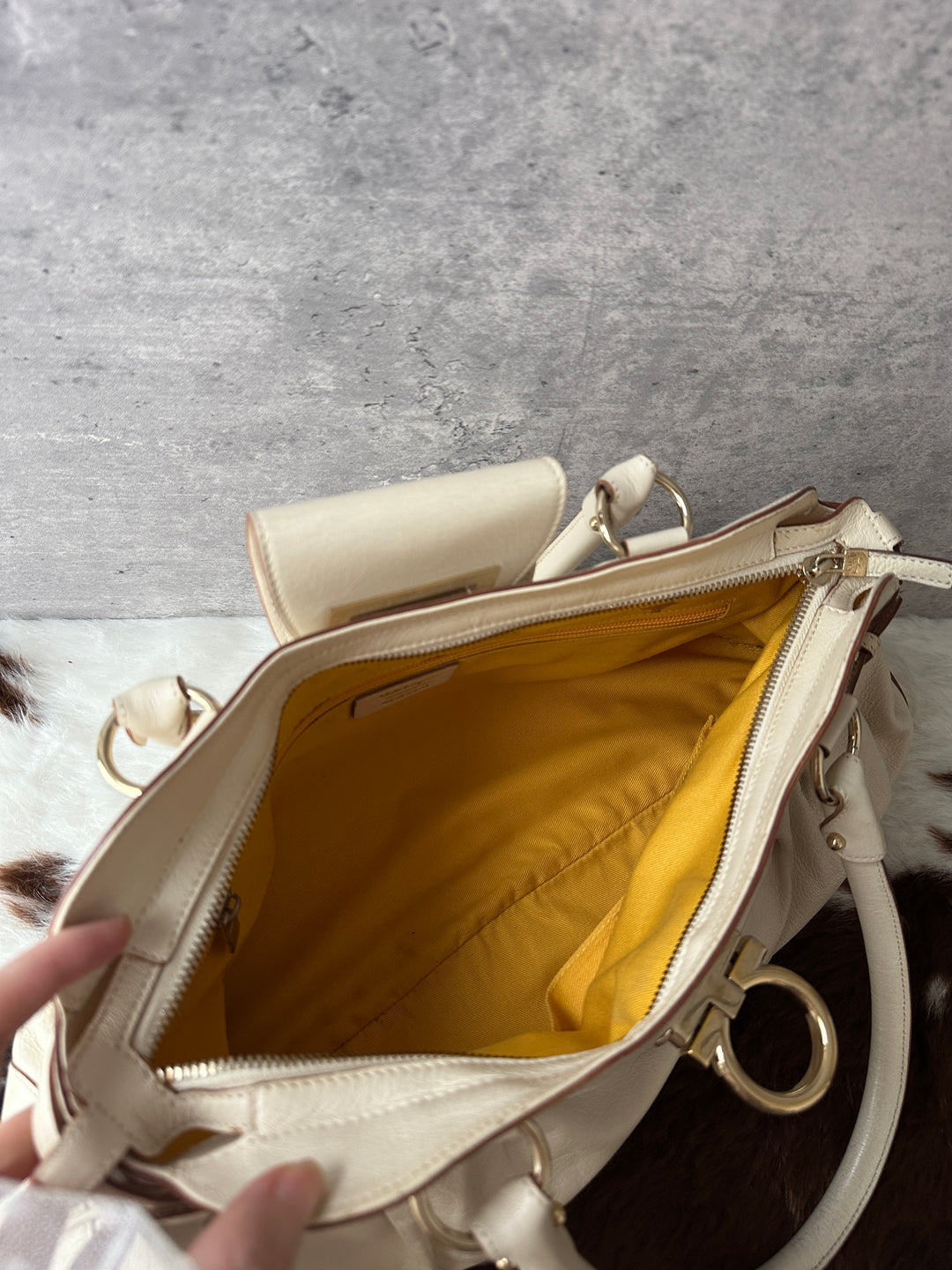 Ferragamo Cream White Leather Hobo Bag 🤍｜Classic Gancini Clasp × Roomy Capacity × Daily Elegance
