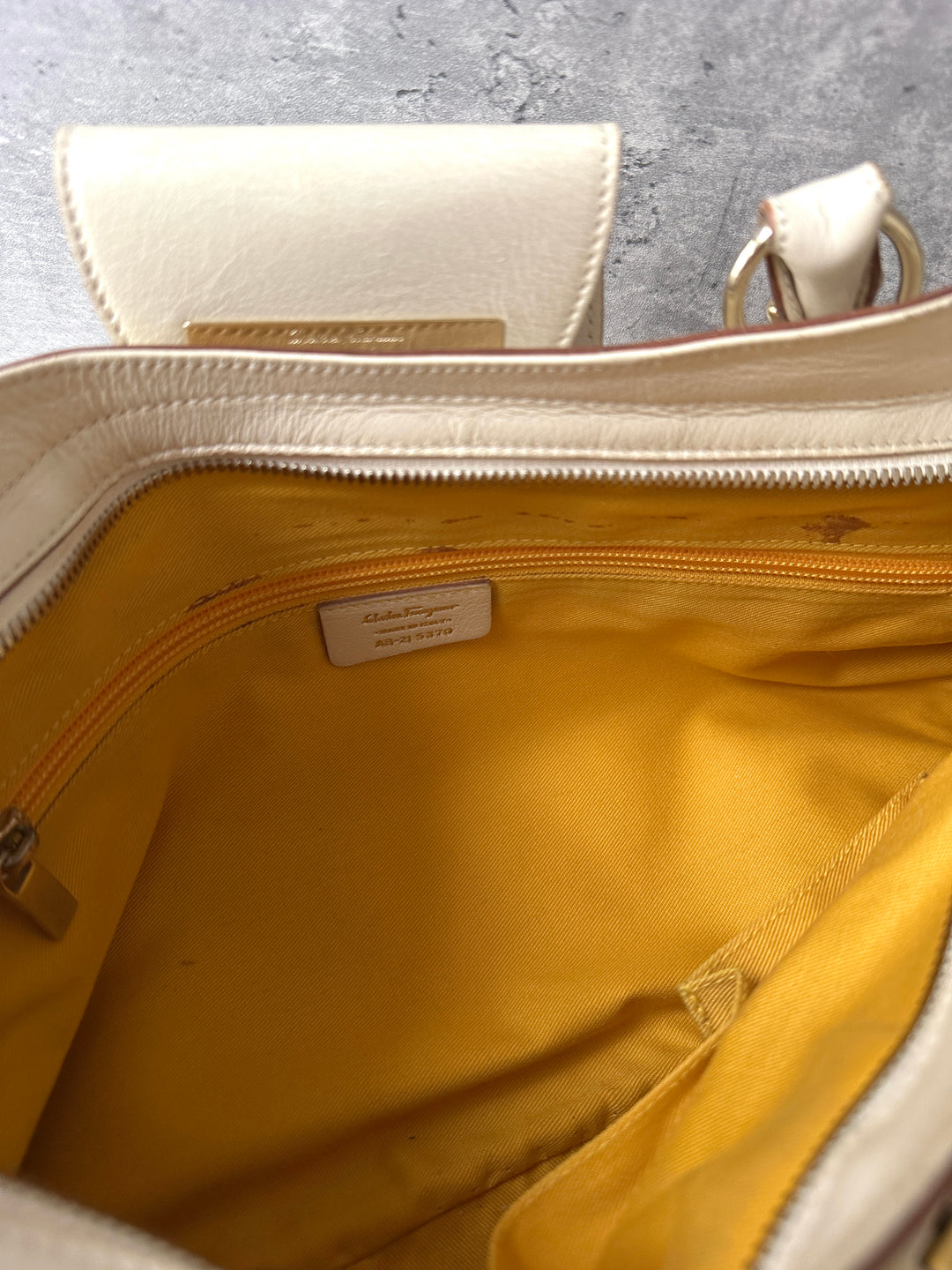 Ferragamo Cream White Leather Hobo Bag 🤍｜Classic Gancini Clasp × Roomy Capacity × Daily Elegance