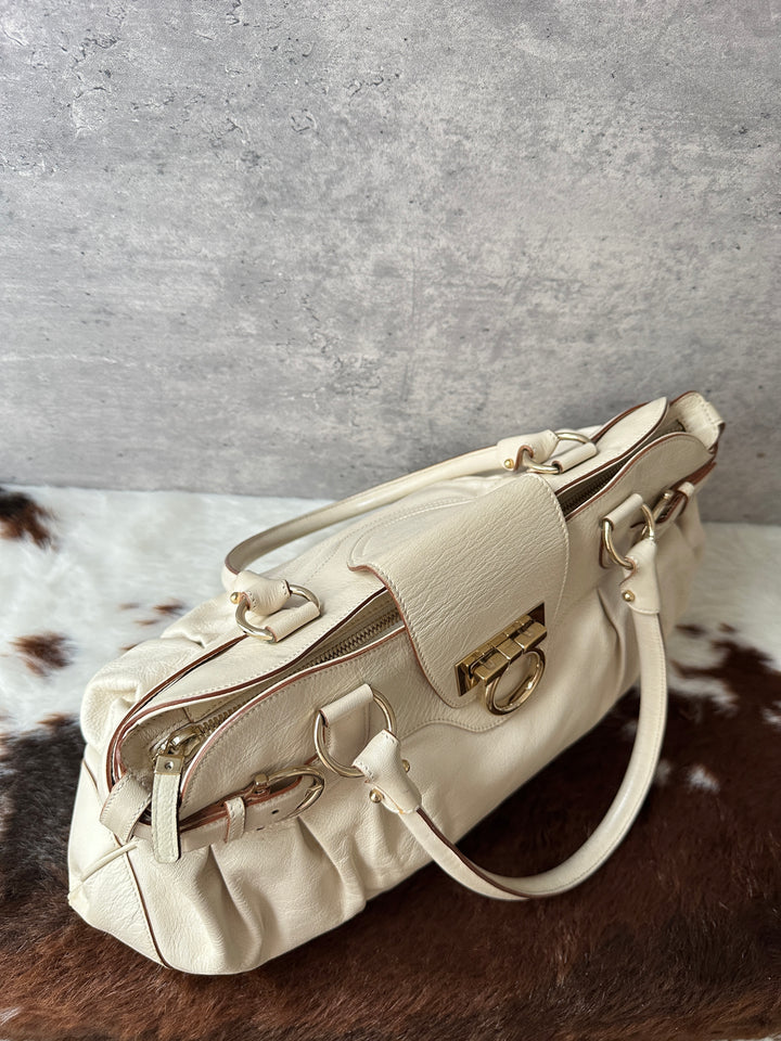 Ferragamo Cream White Leather Hobo Bag 🤍｜Classic Gancini Clasp × Roomy Capacity × Daily Elegance