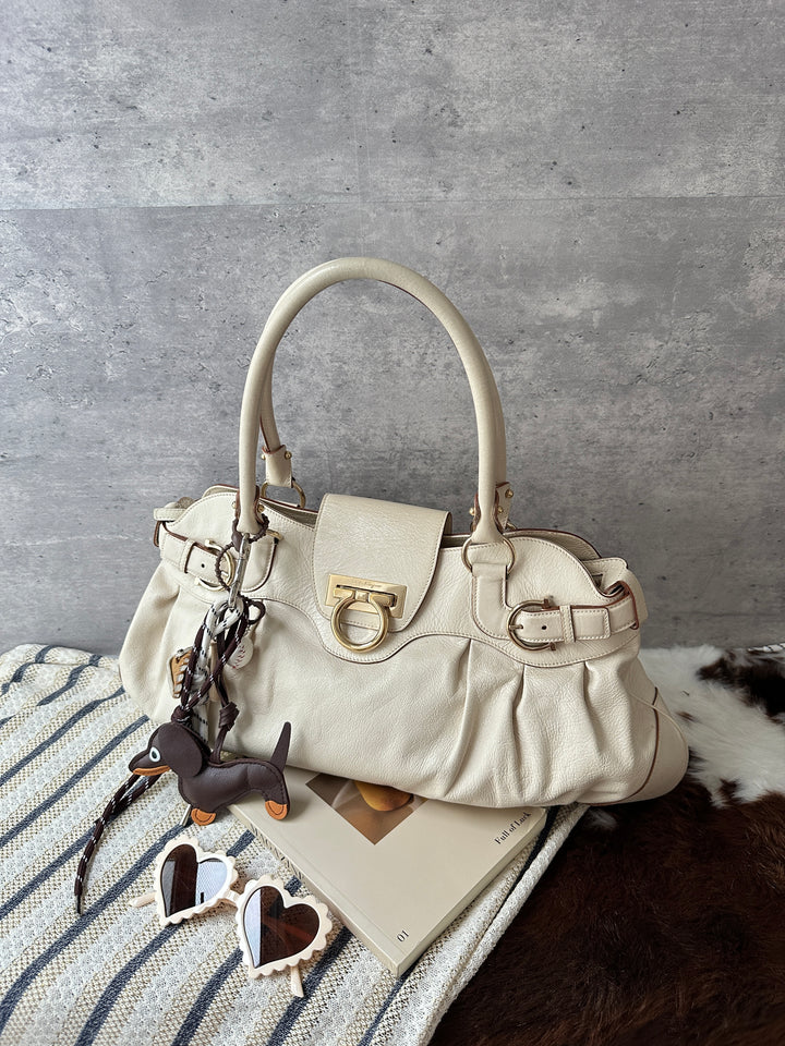 Ferragamo Cream White Leather Hobo Bag 🤍｜Classic Gancini Clasp × Roomy Capacity × Daily Elegance