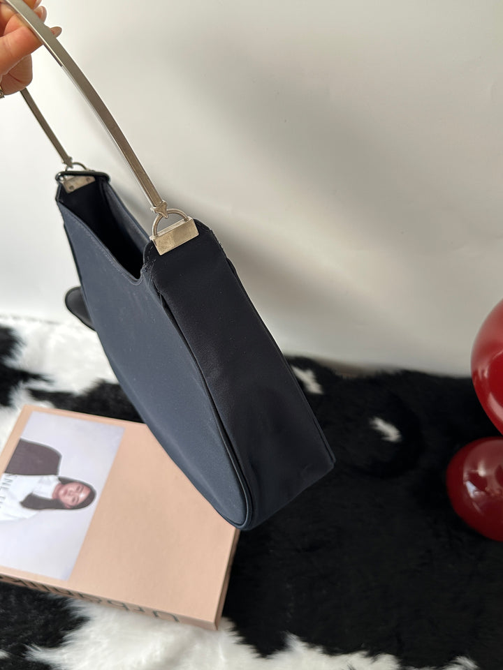 Versace Small Hobo Bag 💙🤍｜Navy Blue × Silver-Tone Handle × Compact Silhouette