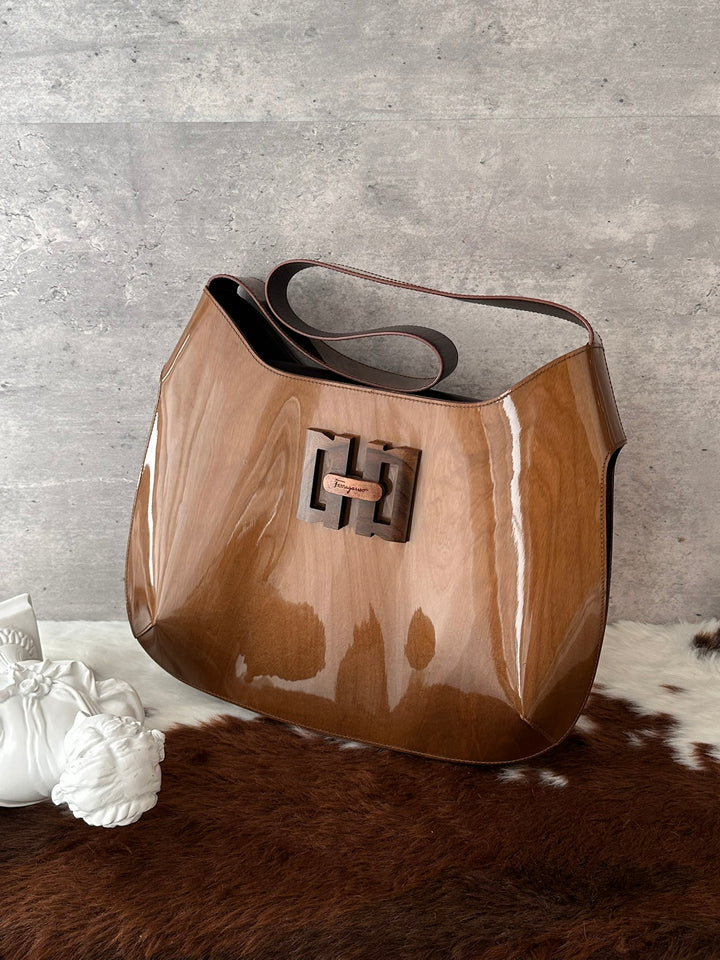 Ferragamo Walnut Wood Buckle Glossy Hobo Bag 🤎｜Rare Wood Buckle × Glossy Wood-Grain Finish × Vintage Statement✨