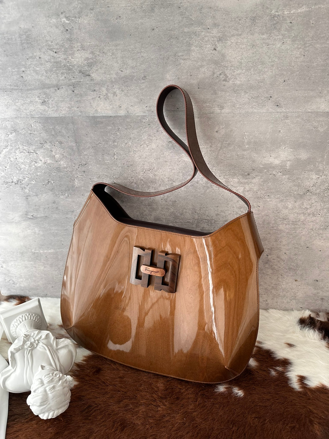 Ferragamo Walnut Wood Buckle Glossy Hobo Bag 🤎｜Rare Wood Buckle × Glossy Wood-Grain Finish × Vintage Statement✨