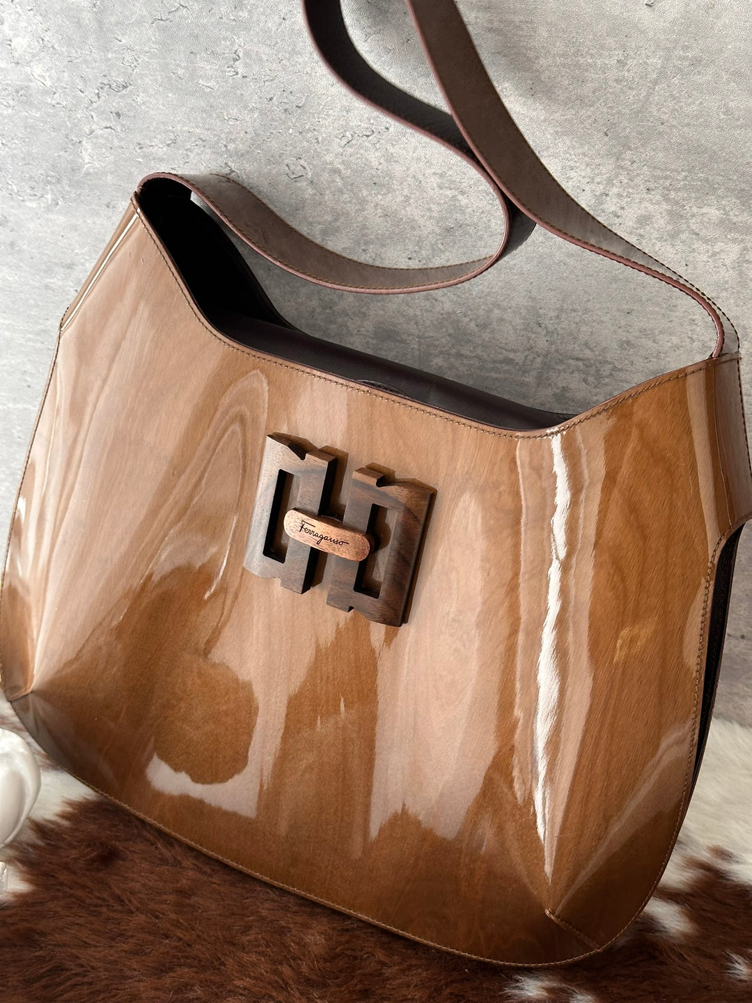 Ferragamo Walnut Wood Buckle Glossy Hobo Bag 🤎｜Rare Wood Buckle × Glossy Wood-Grain Finish × Vintage Statement✨