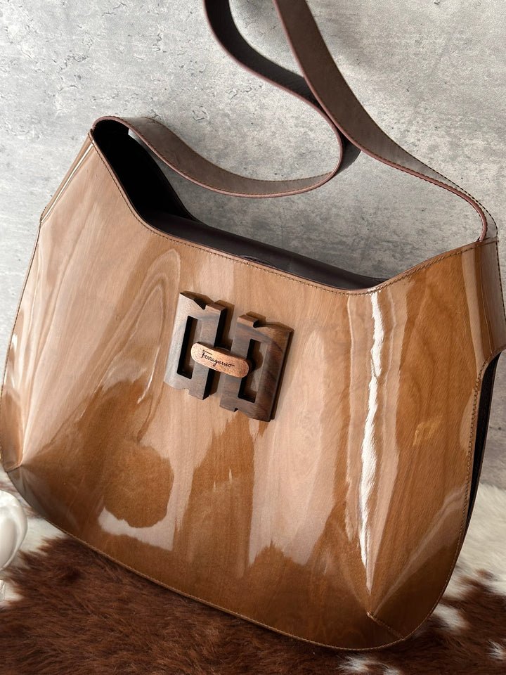 Ferragamo Walnut Wood Buckle Glossy Hobo Bag 🤎｜Rare Wood Buckle × Glossy Wood-Grain Finish × Vintage Statement✨