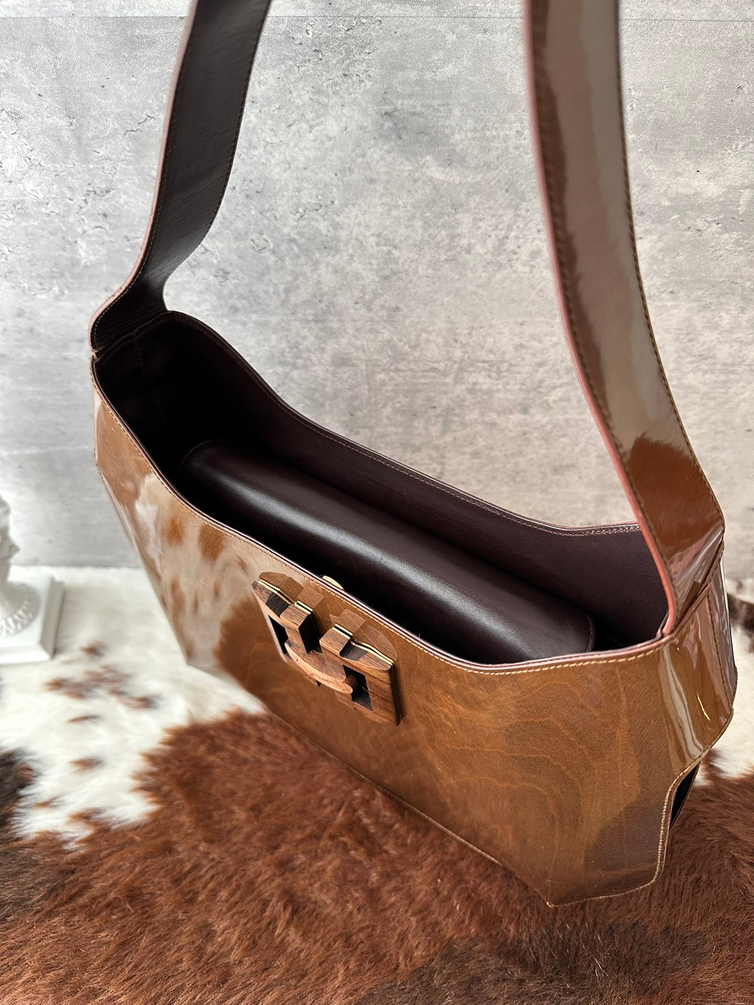 Ferragamo Walnut Wood Buckle Glossy Hobo Bag 🤎｜Rare Wood Buckle × Glossy Wood-Grain Finish × Vintage Statement✨