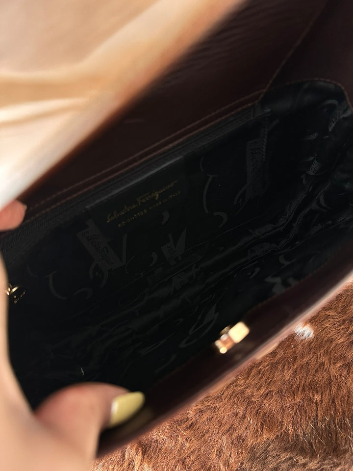 Ferragamo Walnut Wood Buckle Glossy Hobo Bag 🤎｜Rare Wood Buckle × Glossy Wood-Grain Finish × Vintage Statement✨