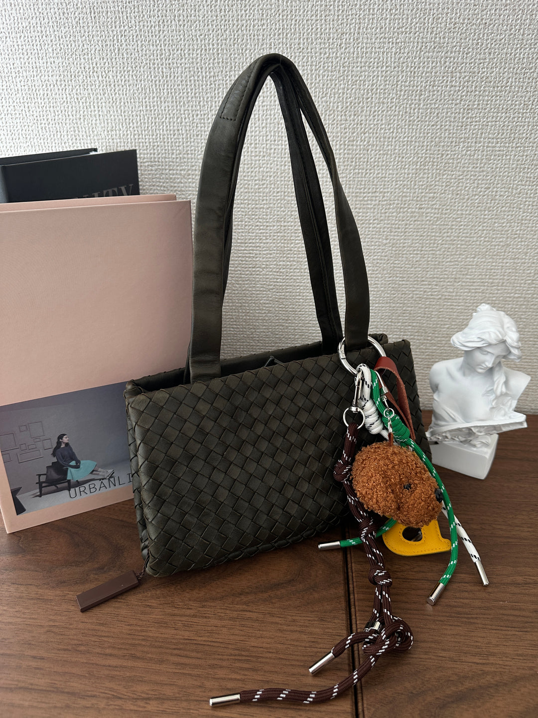 BOTTEGA VENETA Olive Green Hobo – Intrecciato Kiss-Lock Design 💚✨