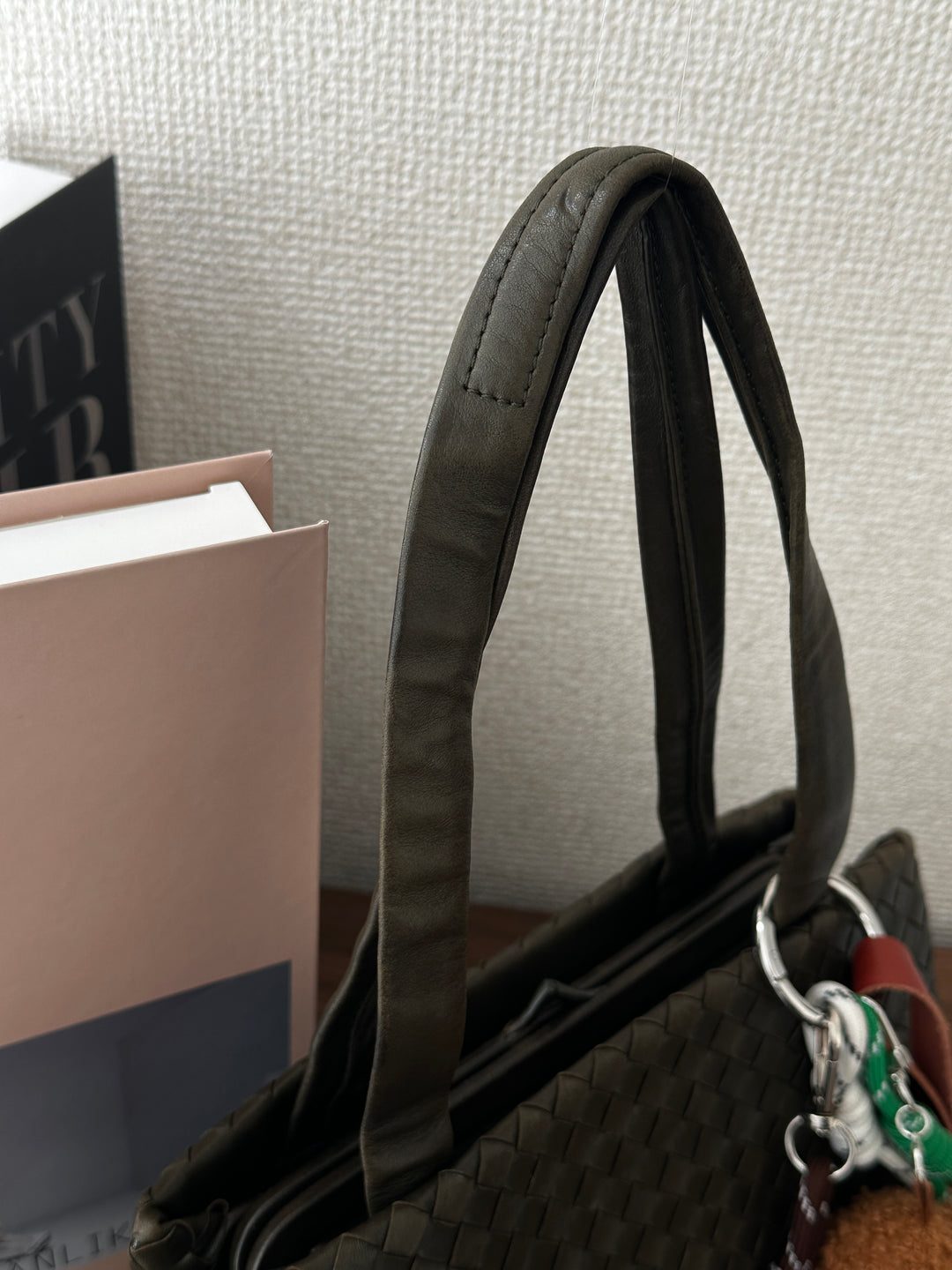 BOTTEGA VENETA Olive Green Hobo – Intrecciato Kiss-Lock Design 💚✨