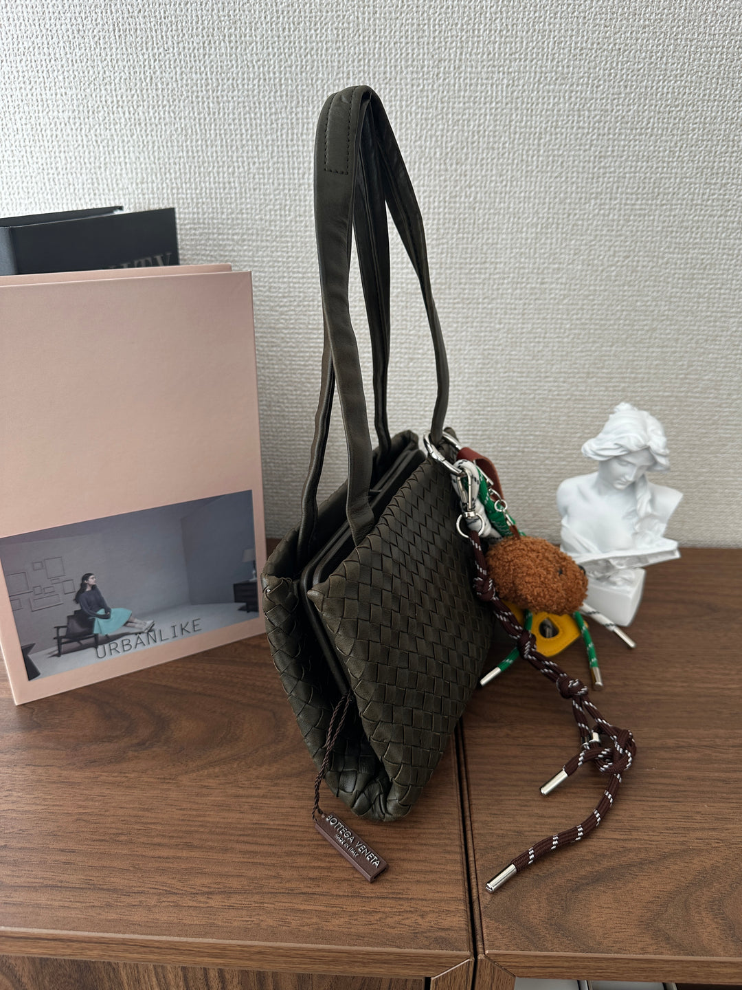 BOTTEGA VENETA Olive Green Hobo – Intrecciato Kiss-Lock Design 💚✨