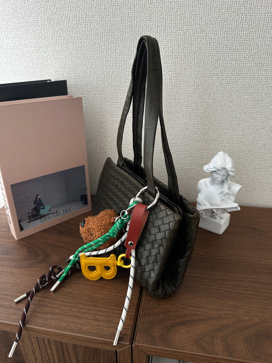 BOTTEGA VENETA Olive Green Hobo – Intrecciato Kiss-Lock Design 💚✨