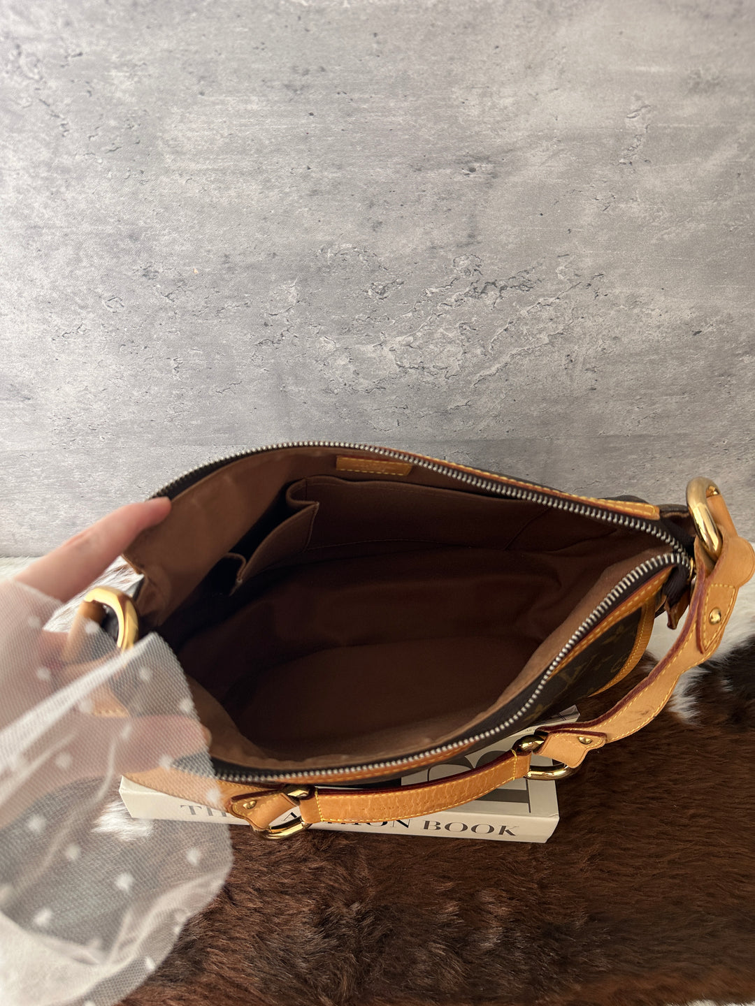 Louis Vuitton Monogram Hobo Bag 🤎✨｜Turn-Lock Flap Pocket・Classic Monogram