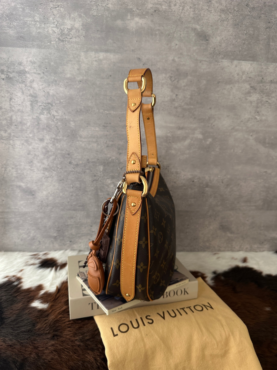Louis Vuitton Monogram Hobo Bag 🤎✨｜Turn-Lock Flap Pocket・Classic Monogram