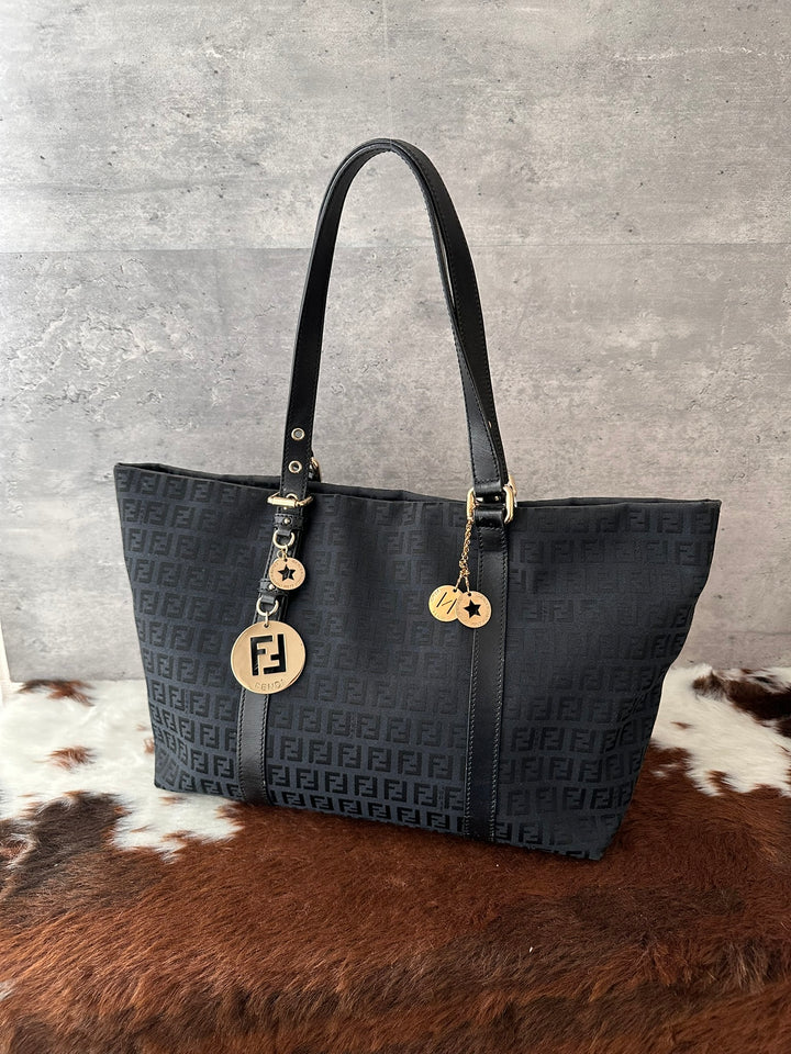 Fendi Zucca Monogram Neverfull-Style Zip Tote Bag 🖤｜Black Monogram × Zip Closure × Statement Charms✨