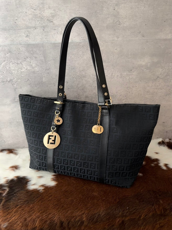 Fendi Zucca Monogram Neverfull-Style Zip Tote Bag 🖤｜Black Monogram × Zip Closure × Statement Charms✨