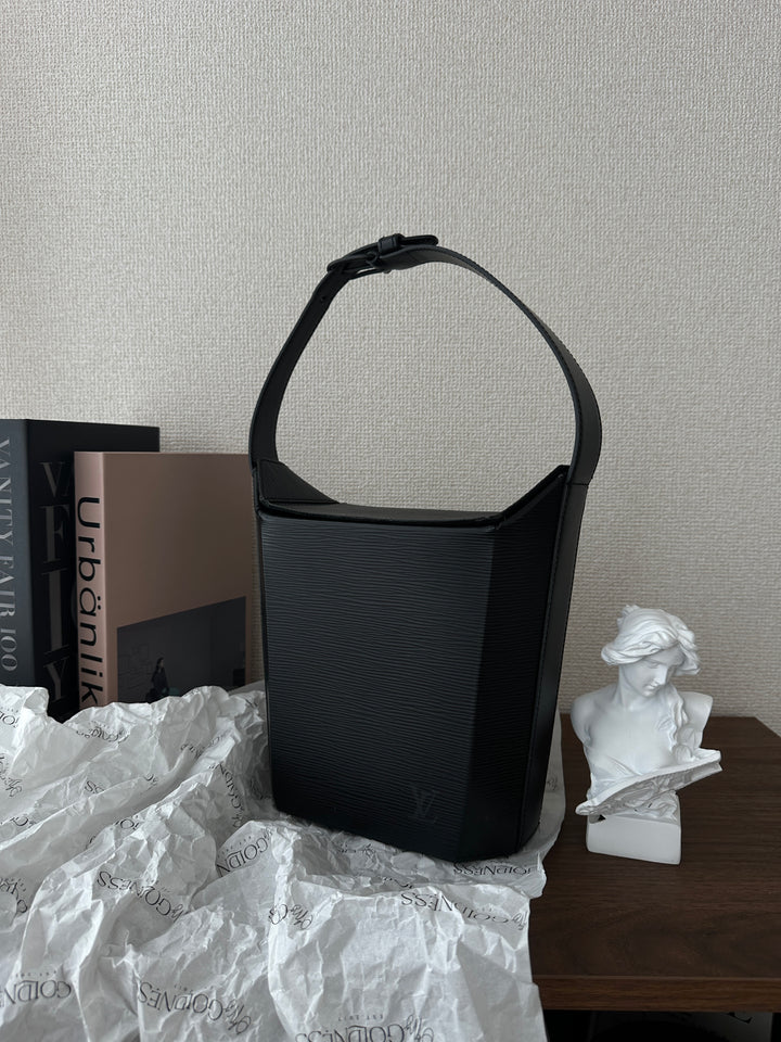 LOUIS VUITTON Epi “So Black” Box Bag – Rare Structured Design 🖤✨