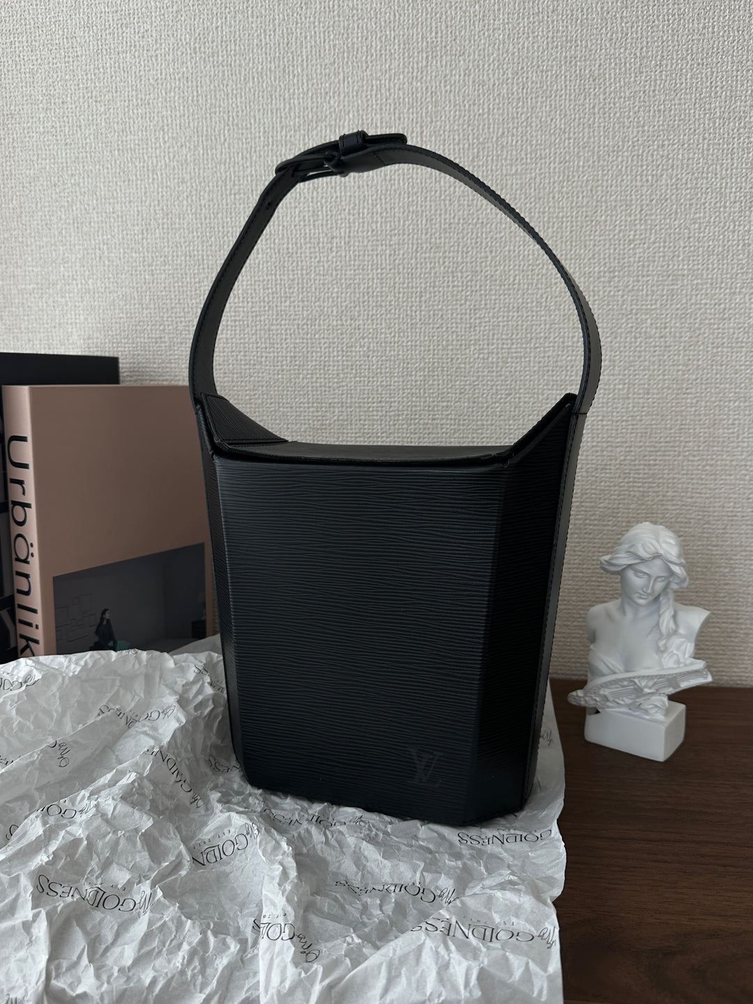 LOUIS VUITTON Epi “So Black” Box Bag – Rare Structured Design 🖤✨