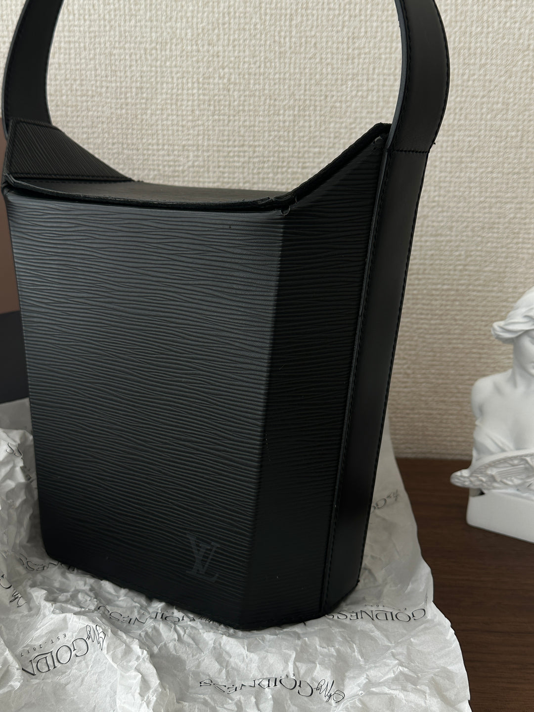 LOUIS VUITTON Epi “So Black” Box Bag – Rare Structured Design 🖤✨