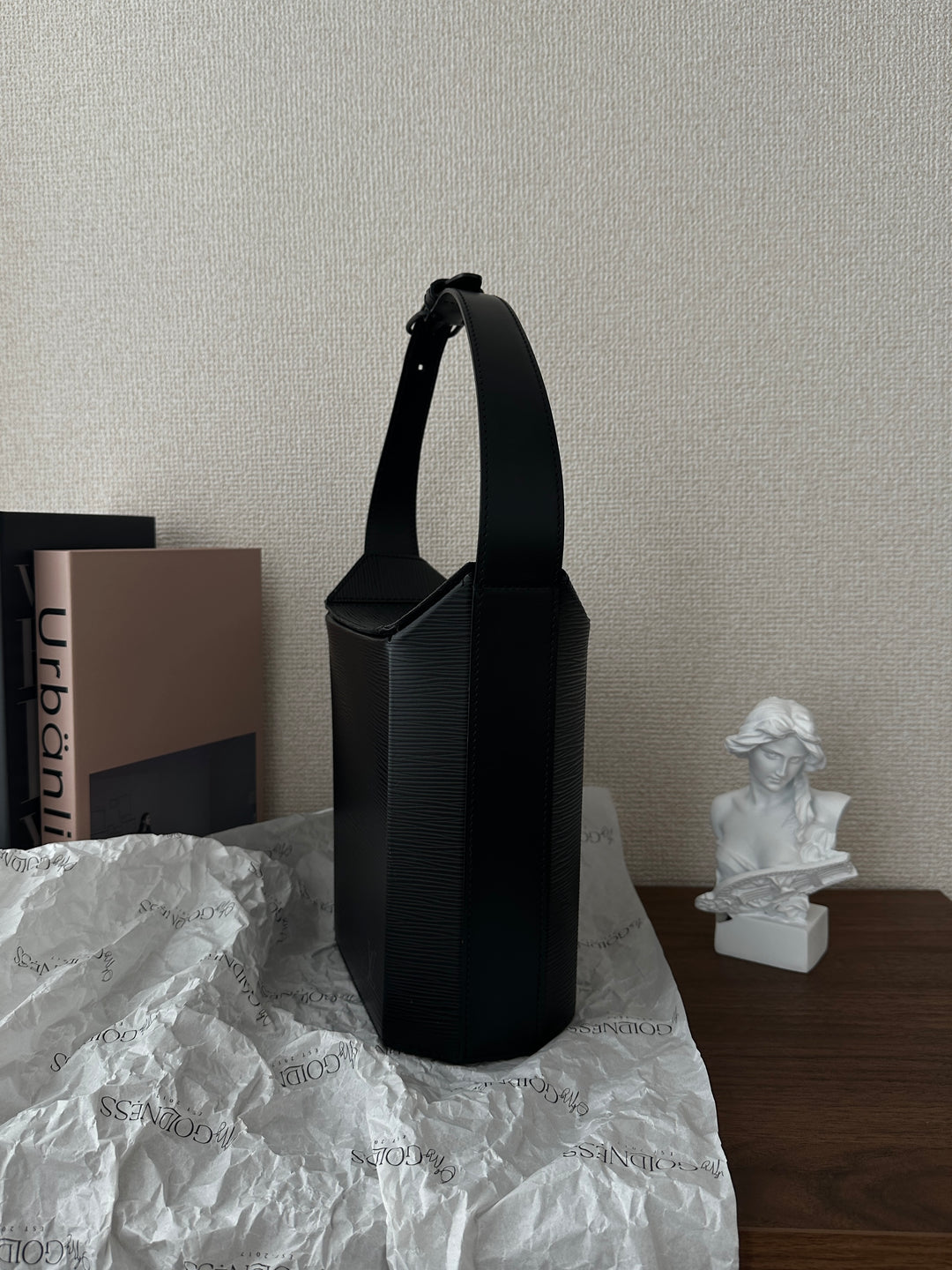 LOUIS VUITTON Epi “So Black” Box Bag – Rare Structured Design 🖤✨