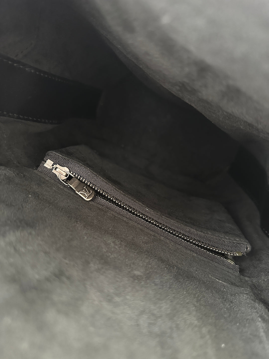 LOUIS VUITTON Epi “So Black” Box Bag – Rare Structured Design 🖤✨